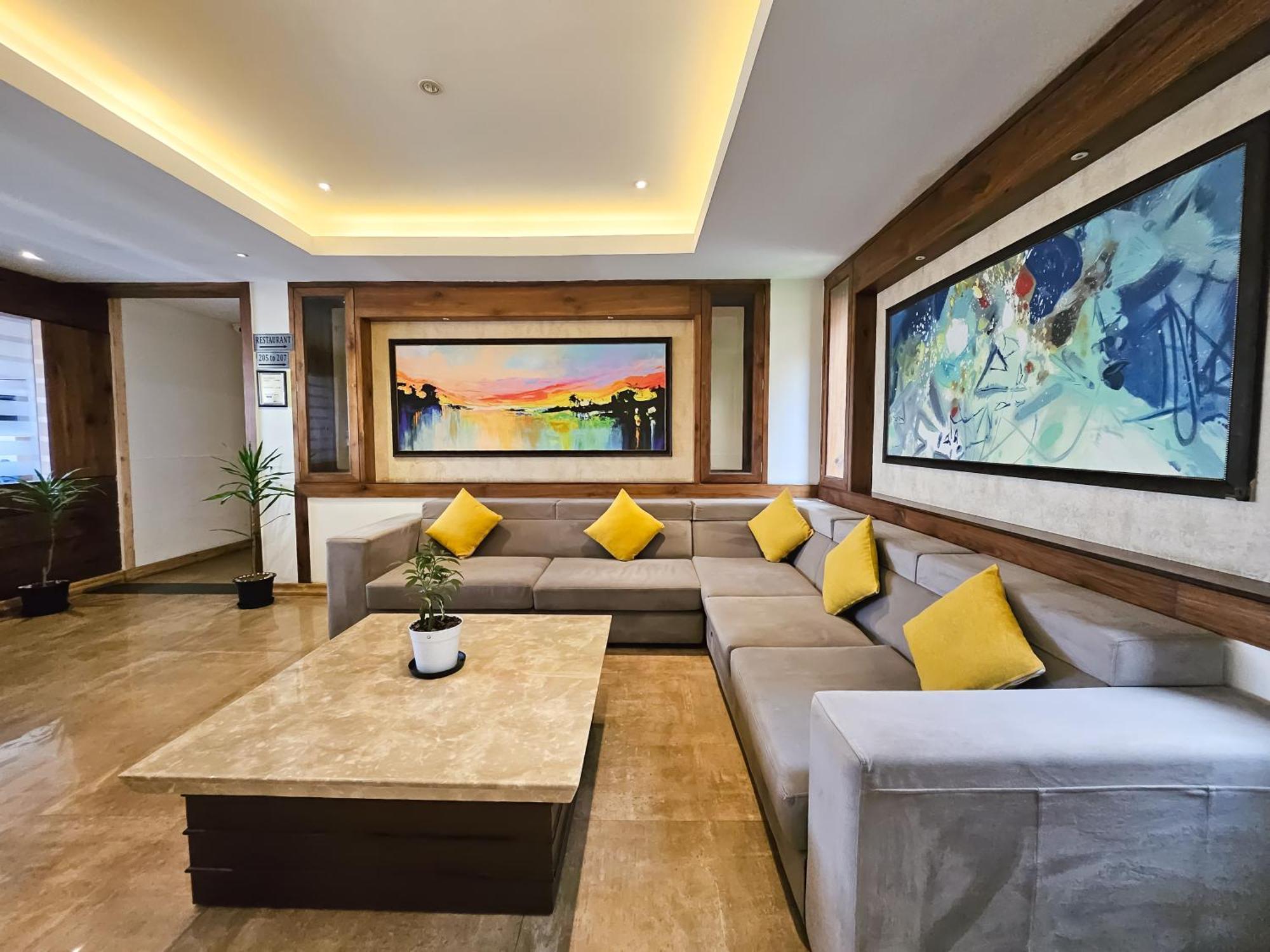 Hotel Yashshree Sanderling Mall Road 4*