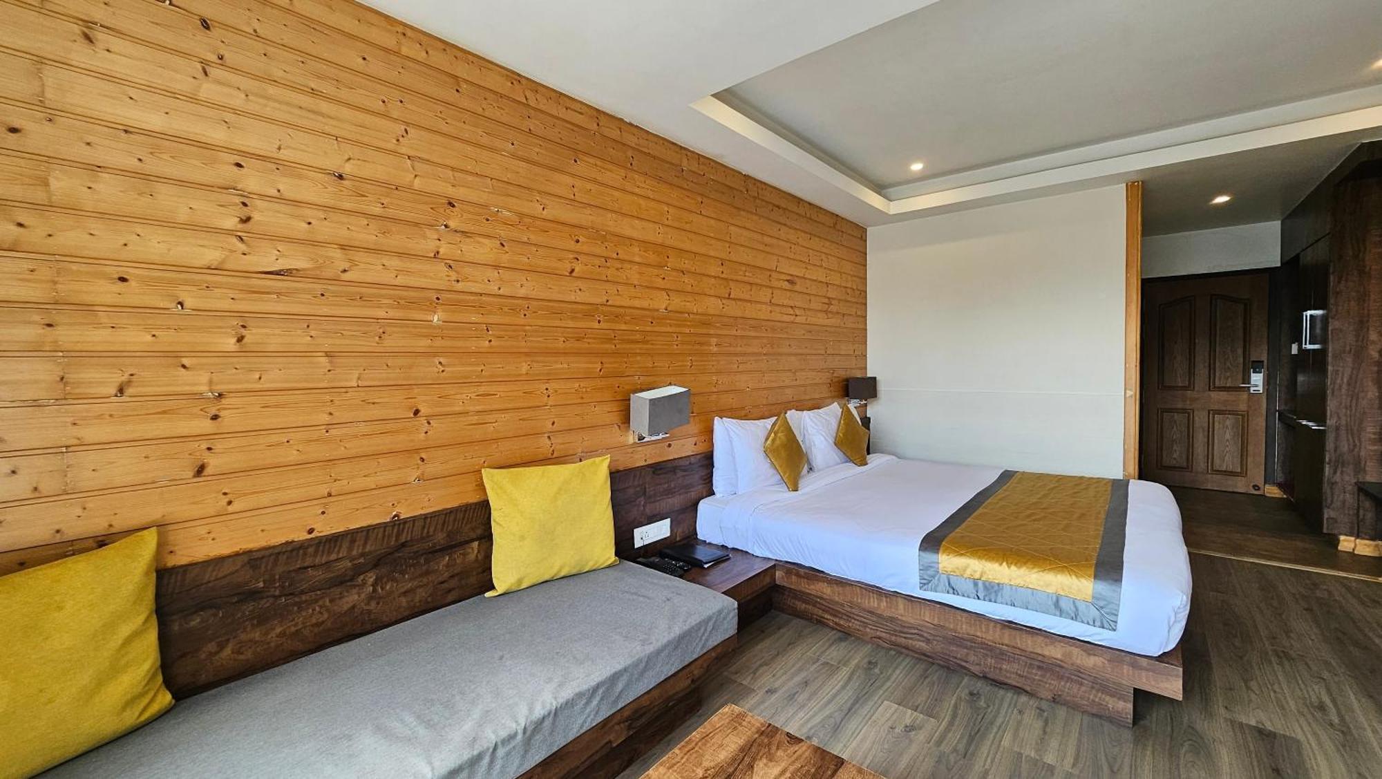 Yashshree Sanderling Mall Road Hotel