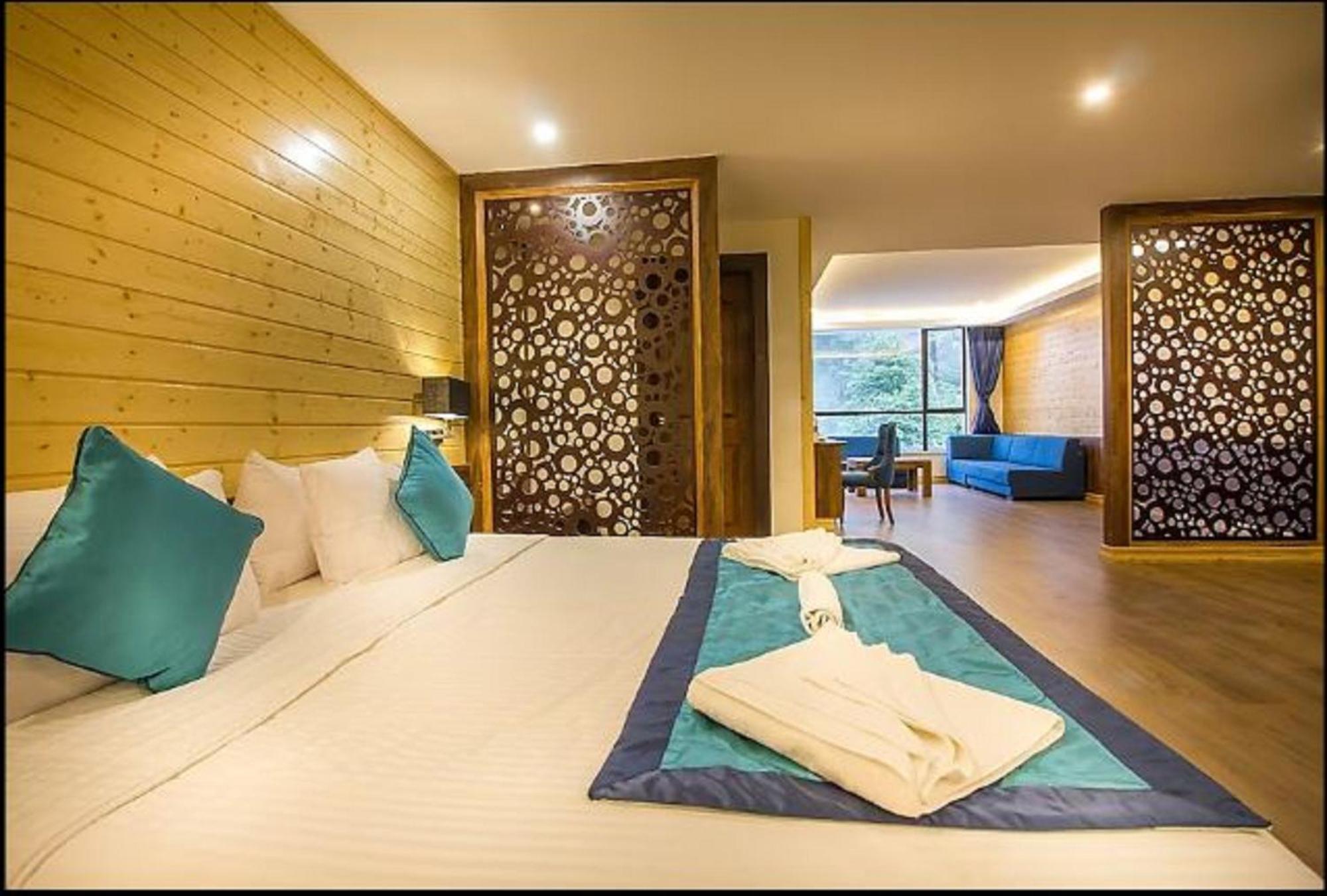 Yashshree Sanderling Mall Road 4*