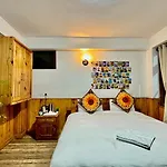 Batasia, Hillside Inn