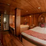Grg Broadway Mall Road Darjeeling By Royal Collection Hotel