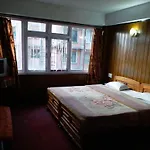 Goroomgo Shambhu Mall Road Darjeeling