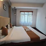 Hotel Sakura Mountain View 10 Mins From Mall Road
