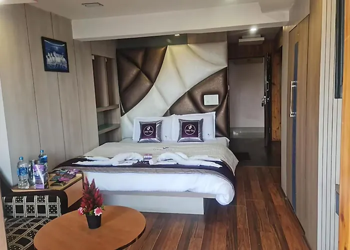 Goroomgo Broadway Mall Road Darjeeling - Best Hotel In Darjeeling