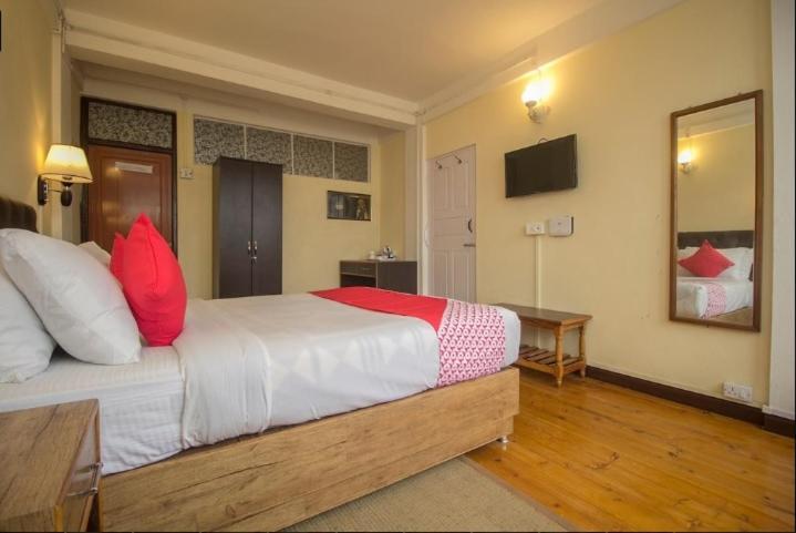 Hotel Maple Leaf *
