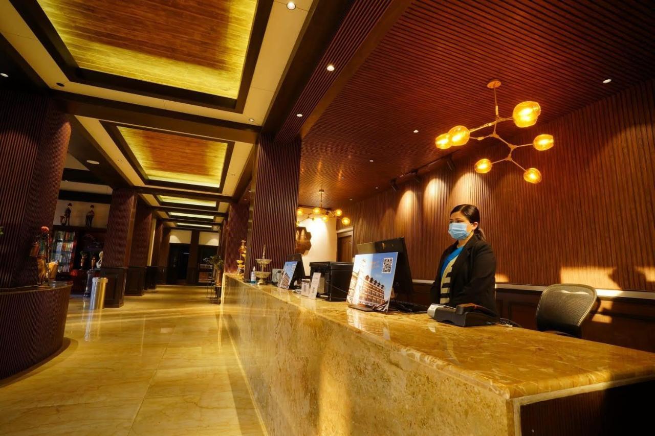Hotel Istana &