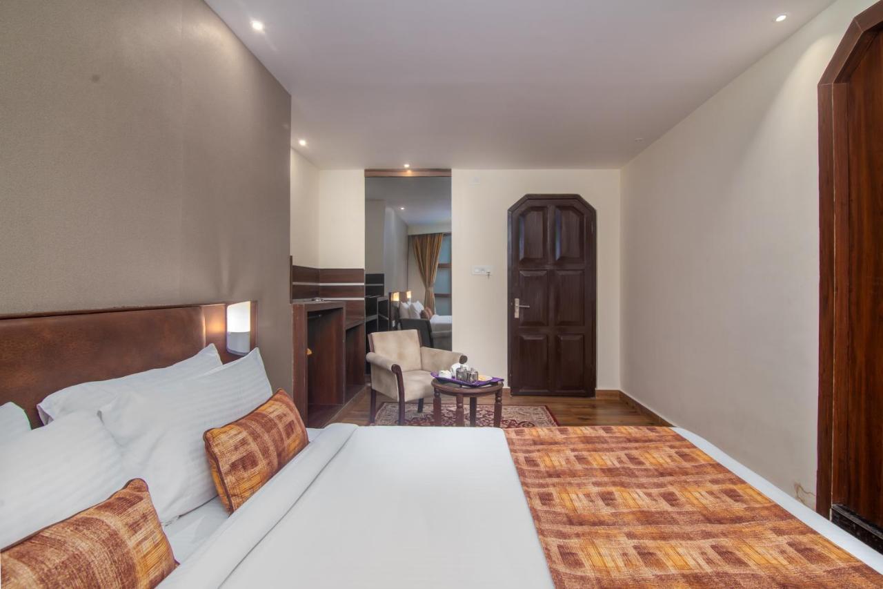 Sumitel Vista 800m From Mall Road 3*