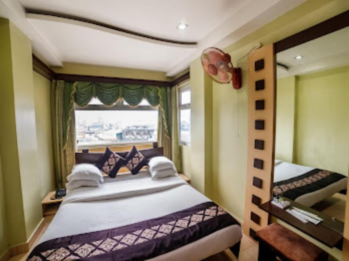 Amarjeet Hotel