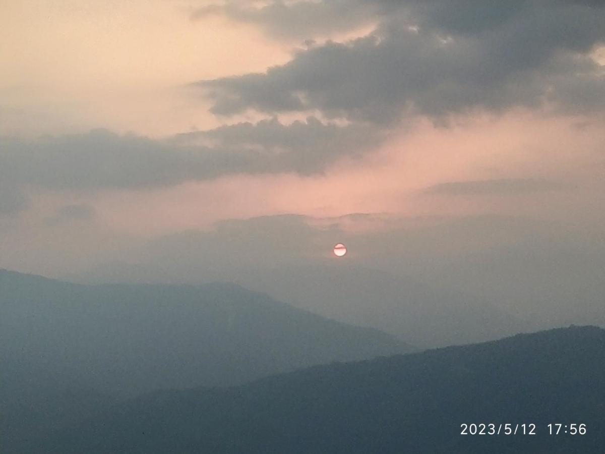 Dawn Darjeeling (West Bengal)