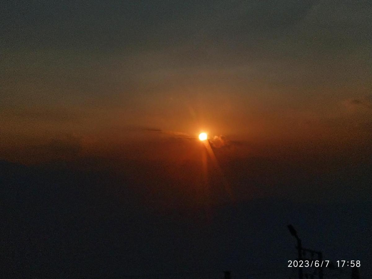 Dawn Darjeeling (West Bengal)