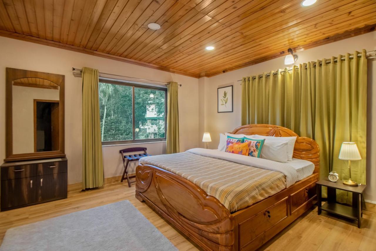 Stayvista's Tree Tops & Tea Trails: Mountain-view In Tea Plantation Villa *