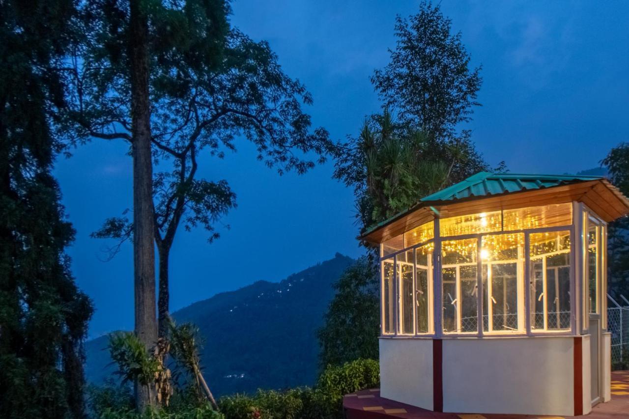 Stayvista's Tree Tops & Tea Trails: Mountain-view In Tea Plantation