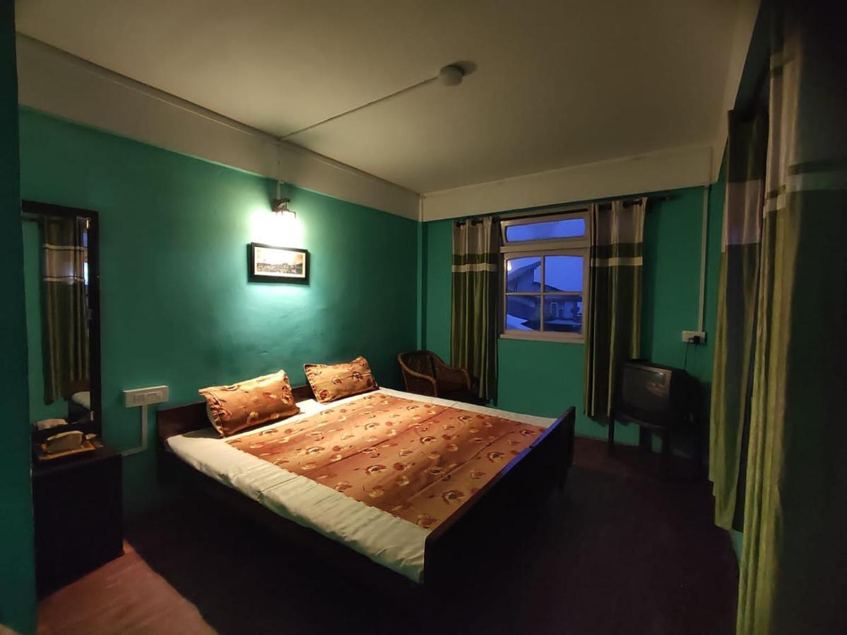 Gaurav Hotel *