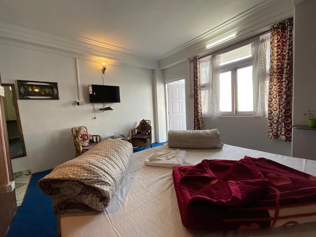 Long Island Hotel *
