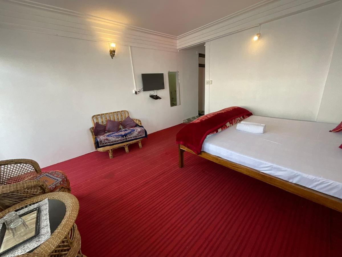 Long Island Hotel *