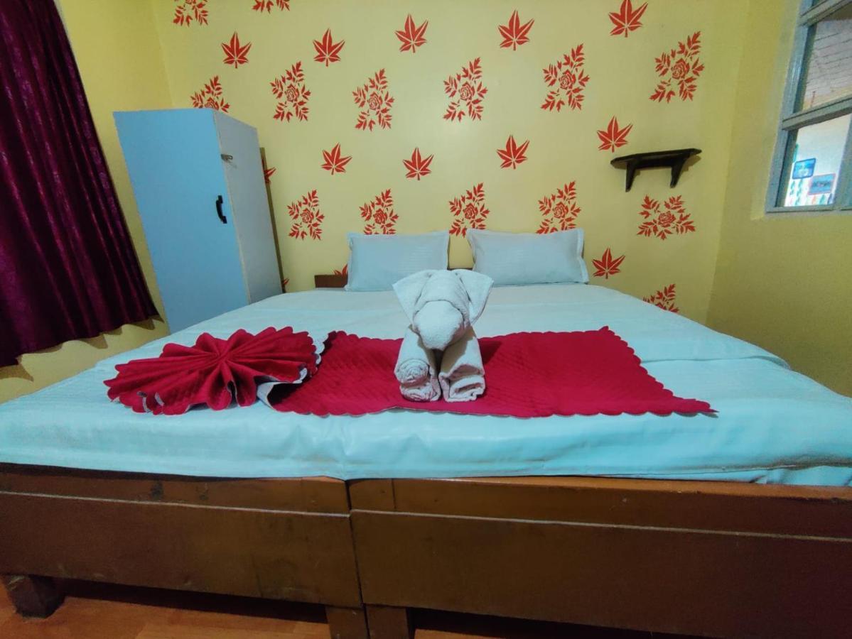 Hotel Roamers Den 2*