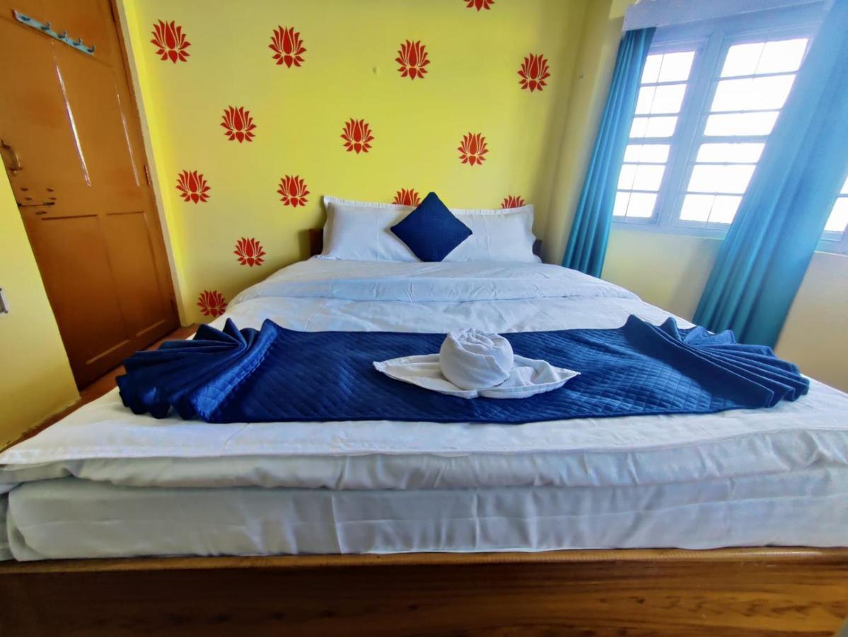 Roamers Den Hotel 2*
