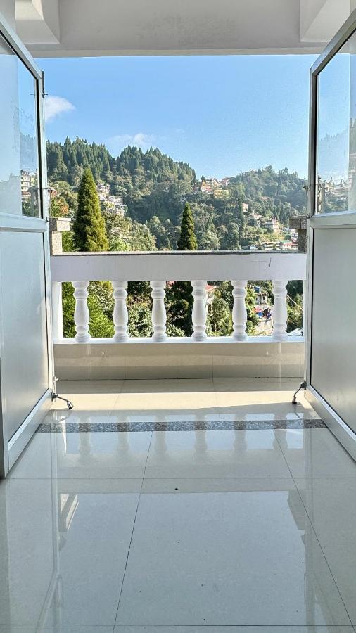Hotel Batasia, Hillside