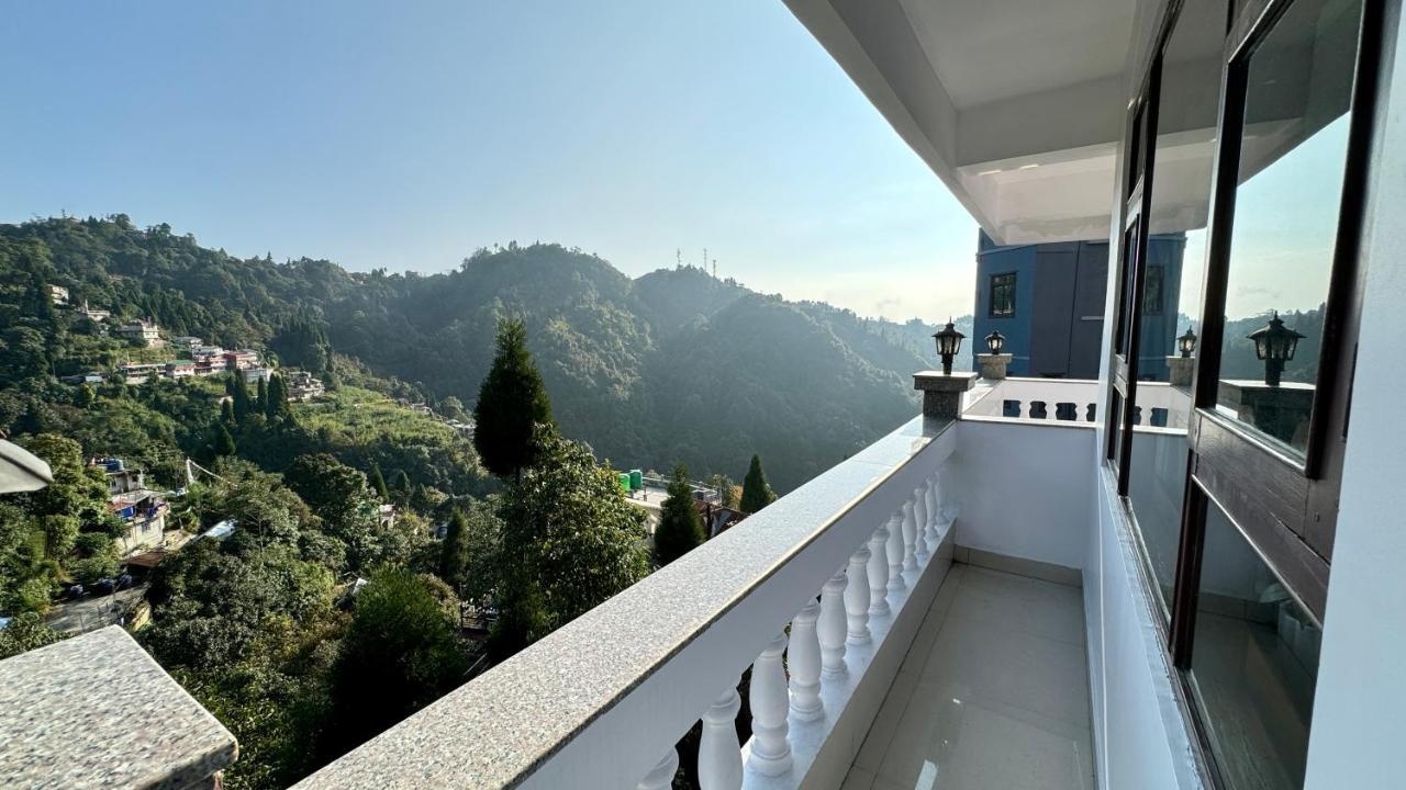 Hotel Batasia, Hillside