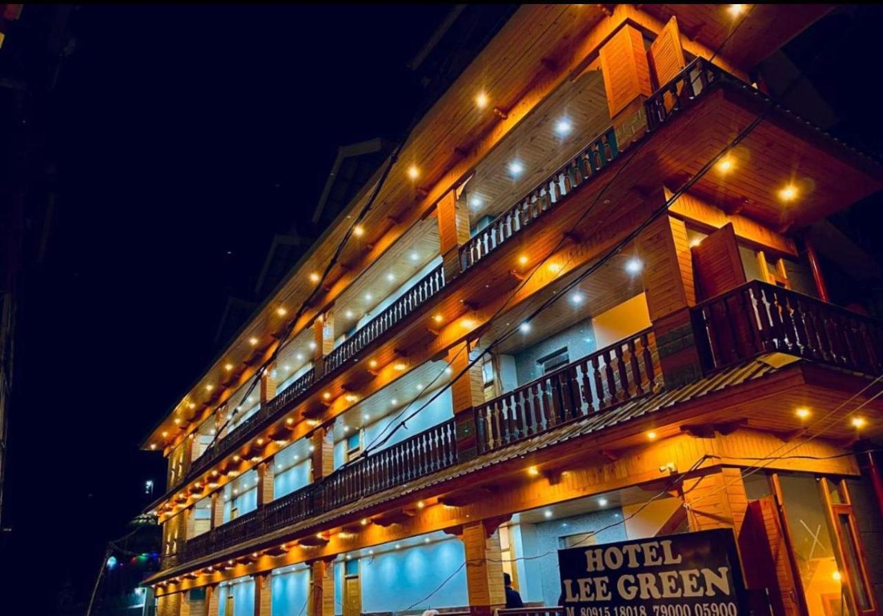Lee Green- Family In Darjeeling Hotel 4*