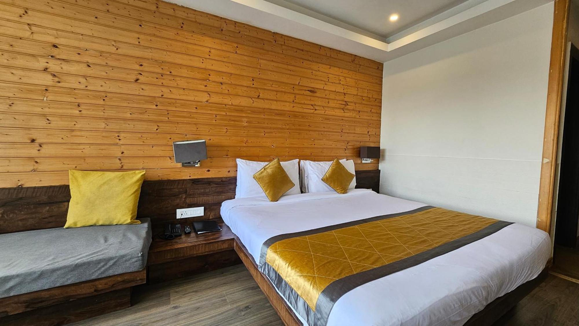 Yashshree Sanderling Mall Road Hotel 4*