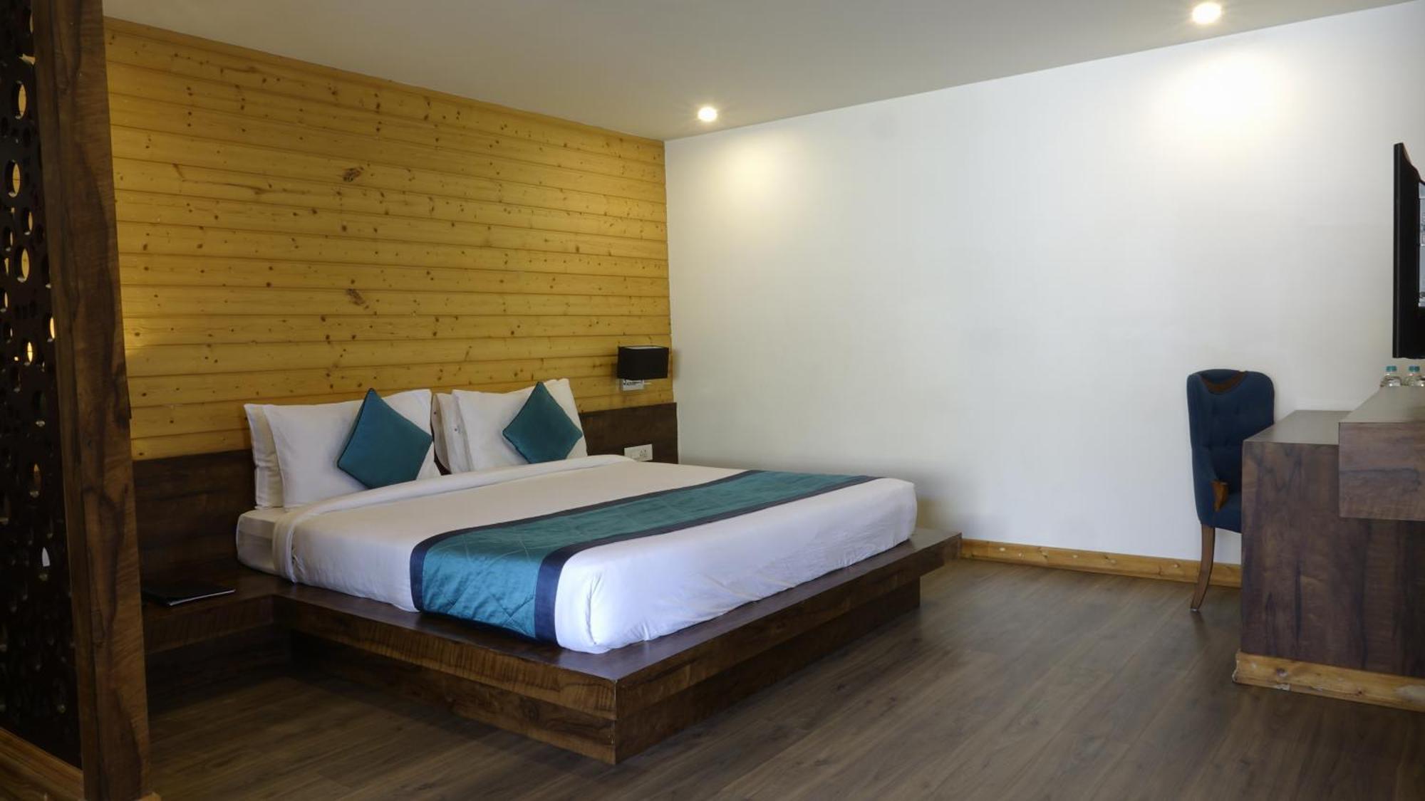 Hotel Yashshree Sanderling Mall Road 4*