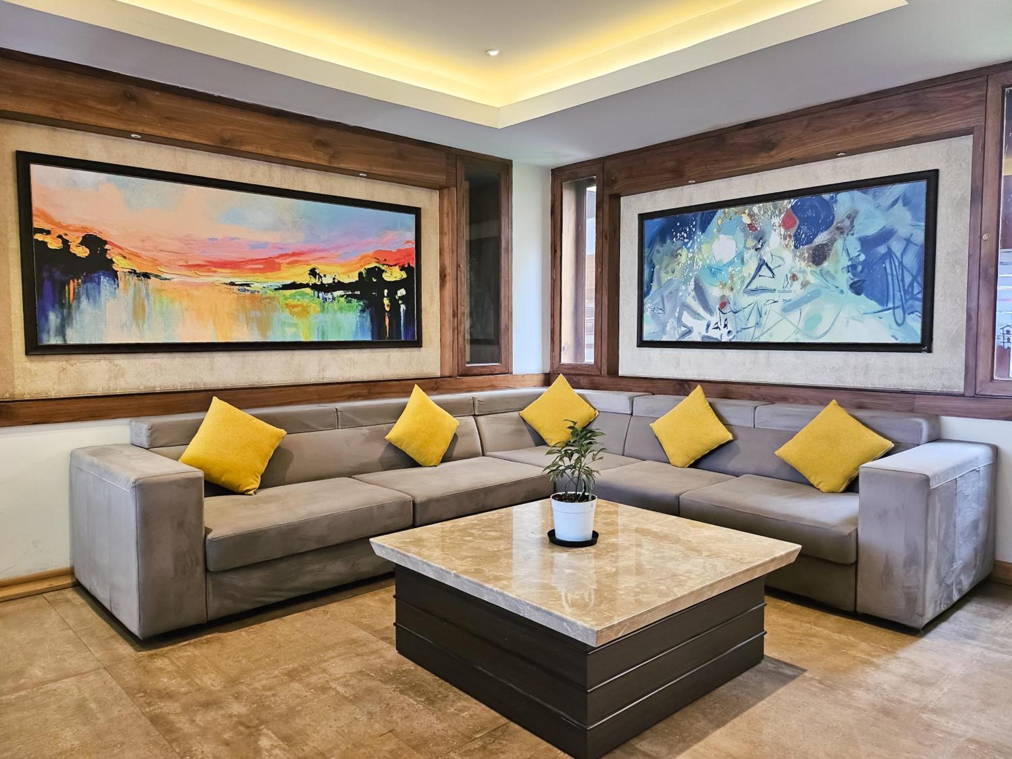 Yashshree Sanderling Mall Road Hotel 4*