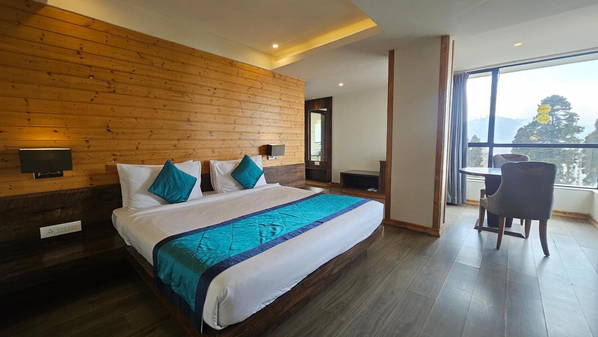 Yashshree Sanderling Mall Road Hotel 4*