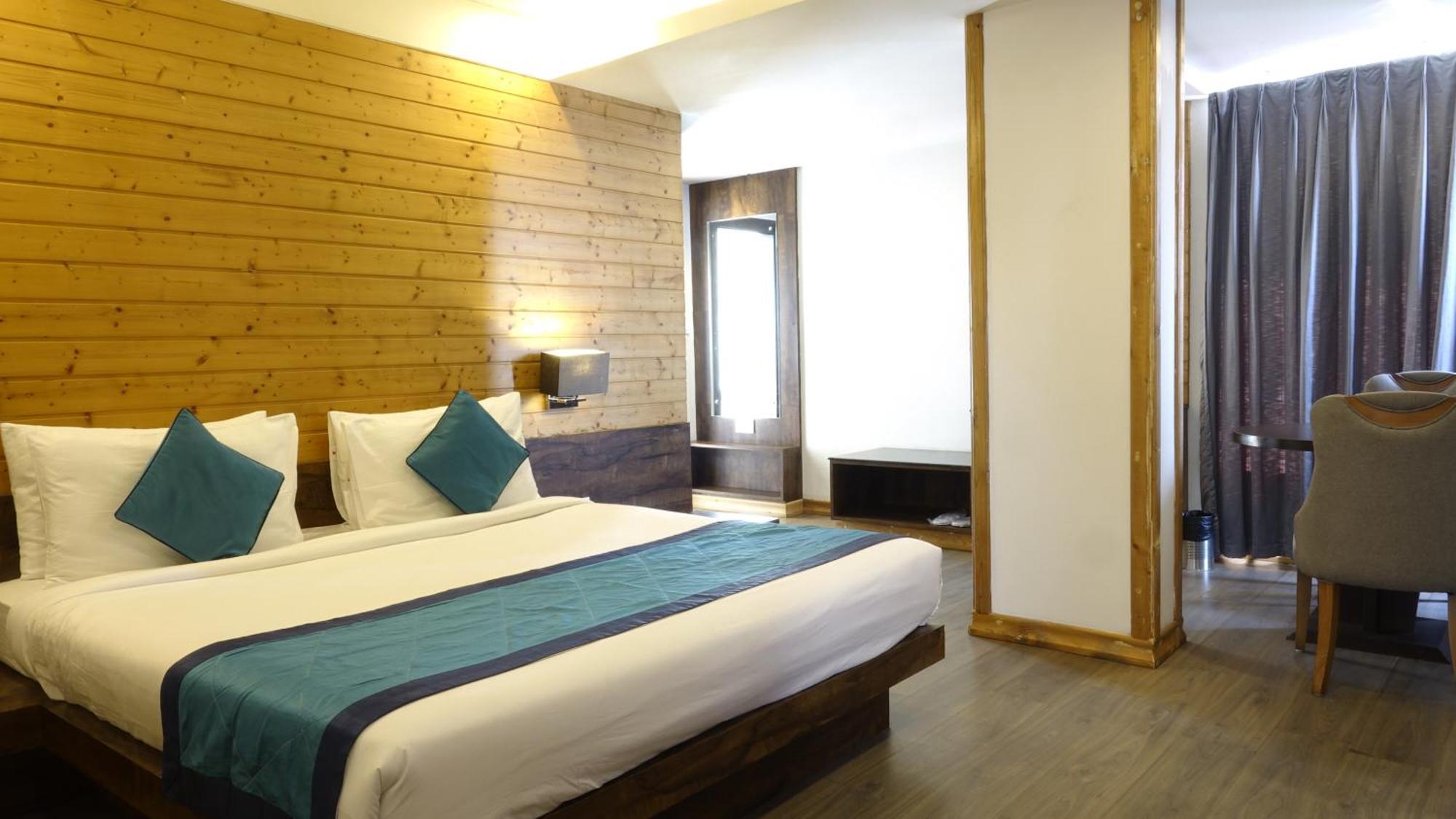 Yashshree Sanderling Mall Road 4*