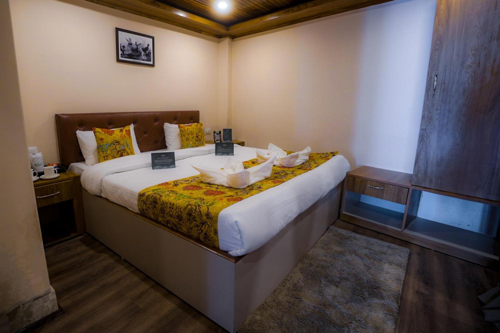 Muscatel Stardust - Chowrasta Mall Road Hotel