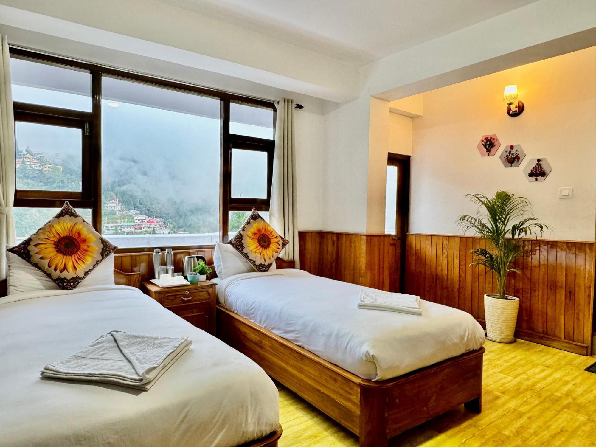 Hotel Batasia, Hillside