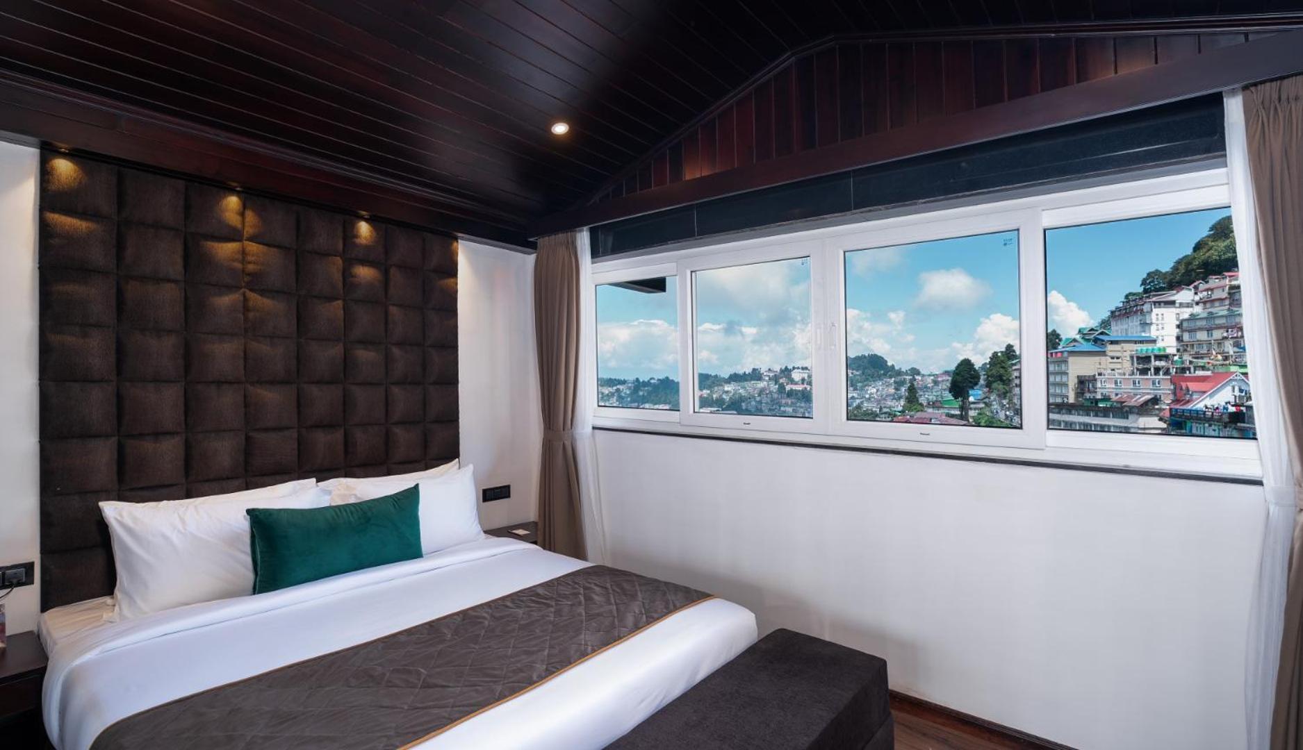 Hotel The West Gate By Summit 5*