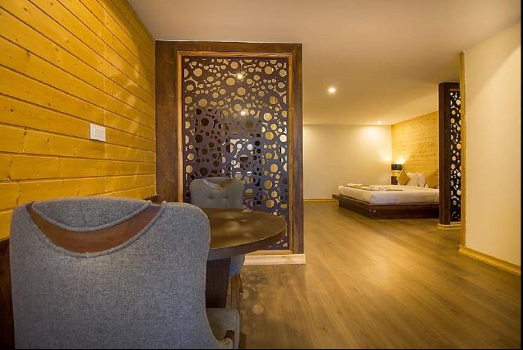 Hotel Yashshree Sanderling Mall Road 4*