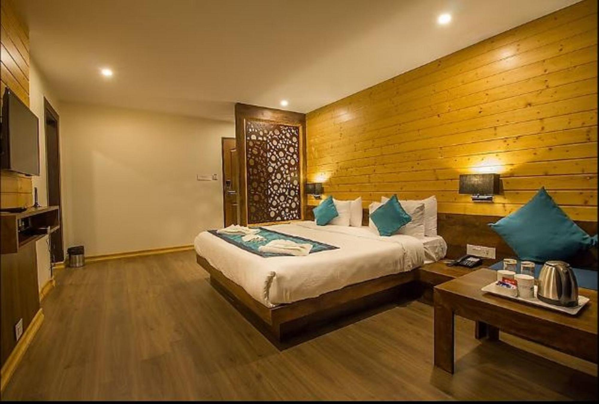 Yashshree Sanderling Mall Road Hotel 4*