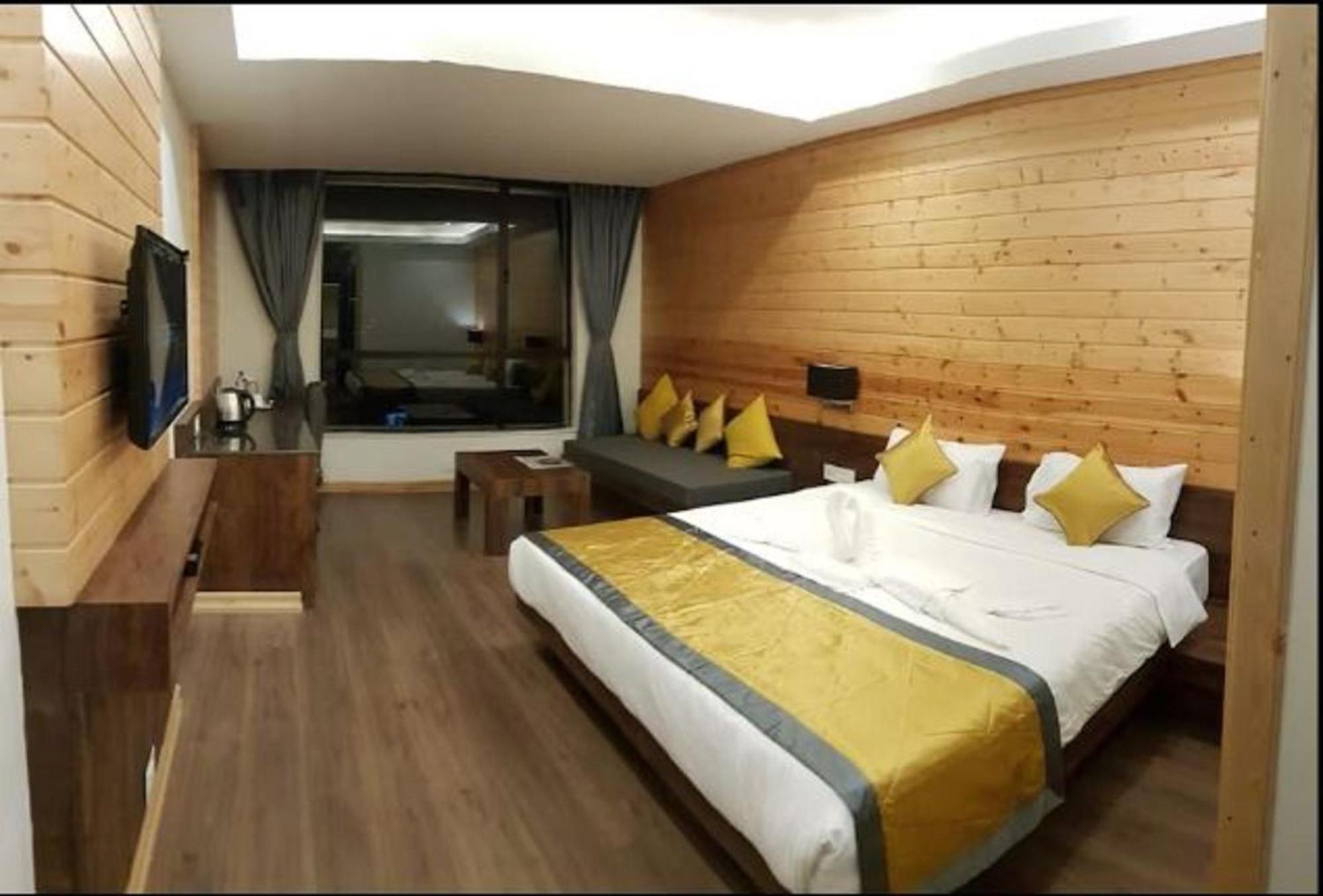 Hotel Yashshree Sanderling Mall Road 4*