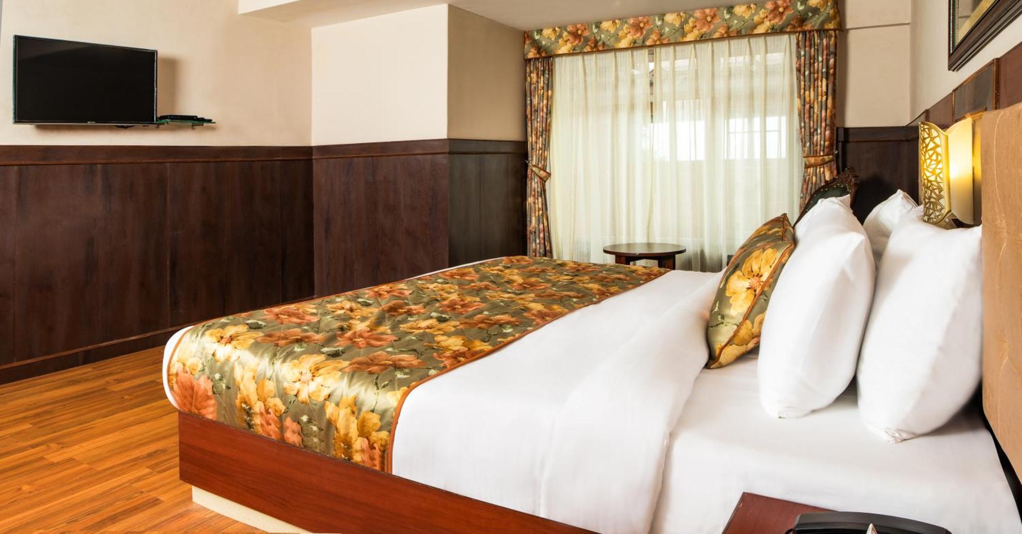 Summit Oakden & Mall Road 4*
