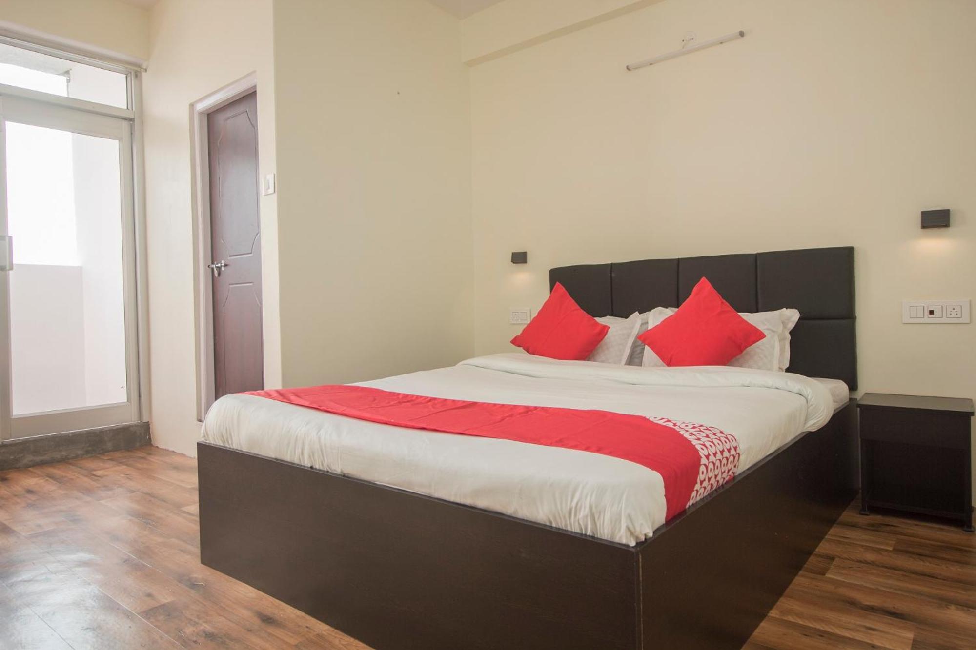 Super Oyo Collection O The Loop Hotel