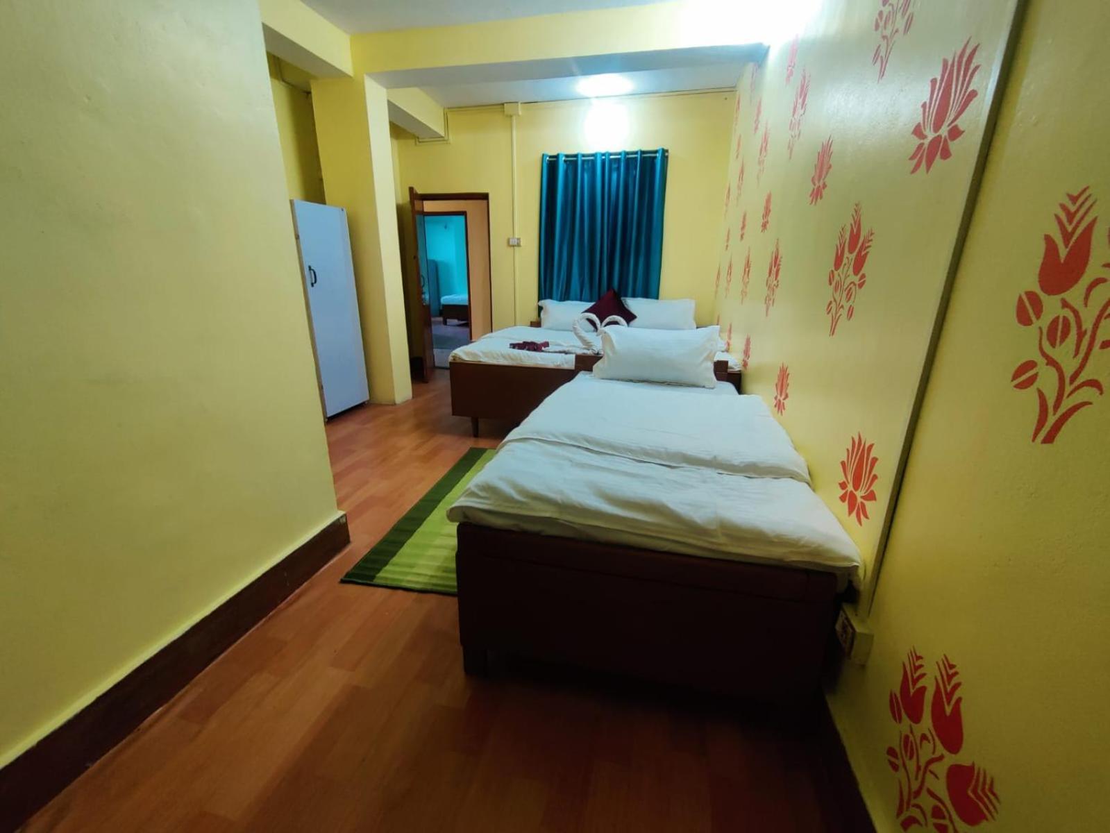 Hotel Roamers Den 2*