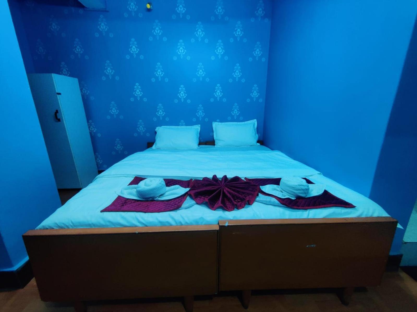 Roamers Den Hotel 2*