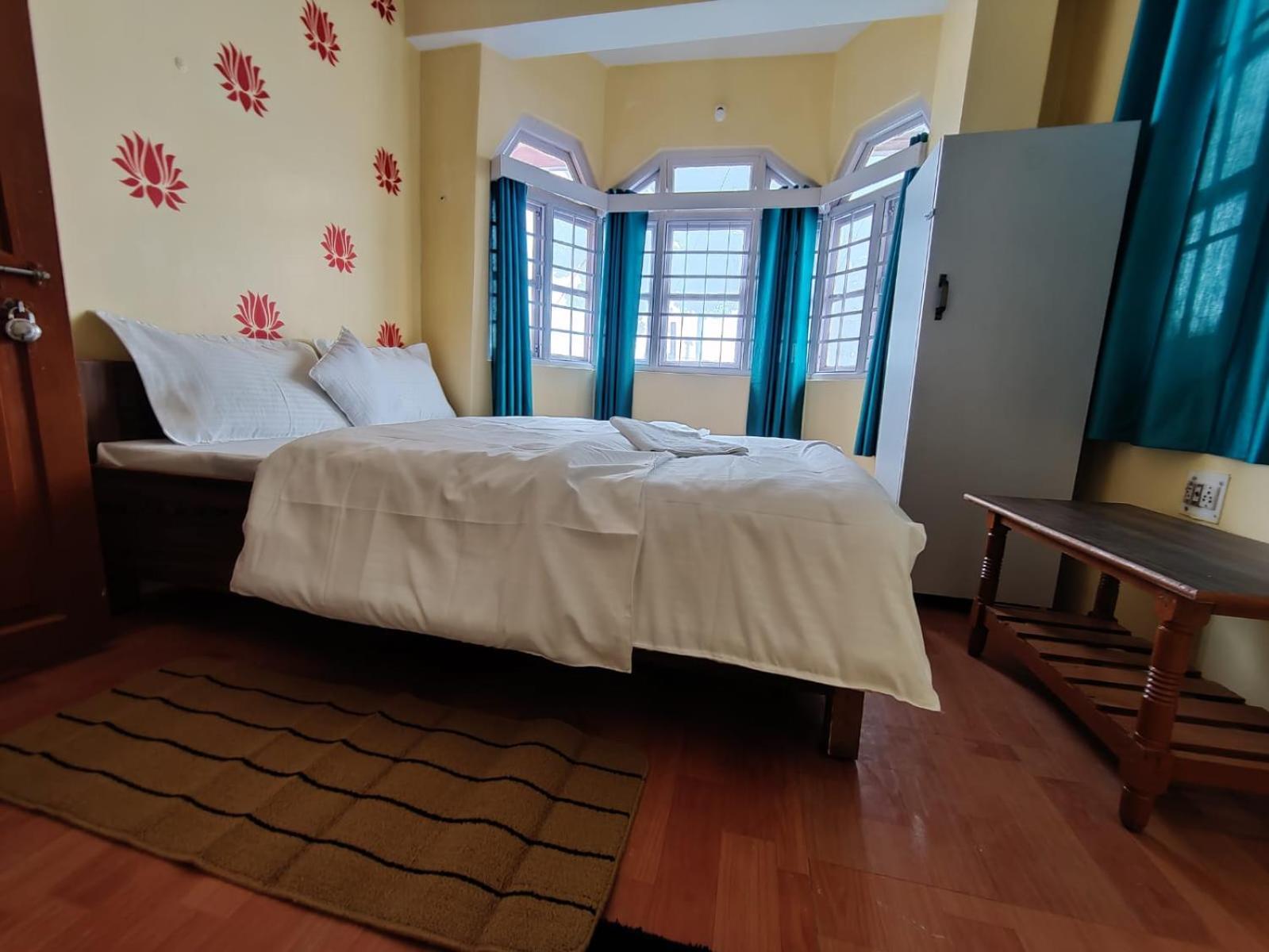 Hotel Roamers Den 2*