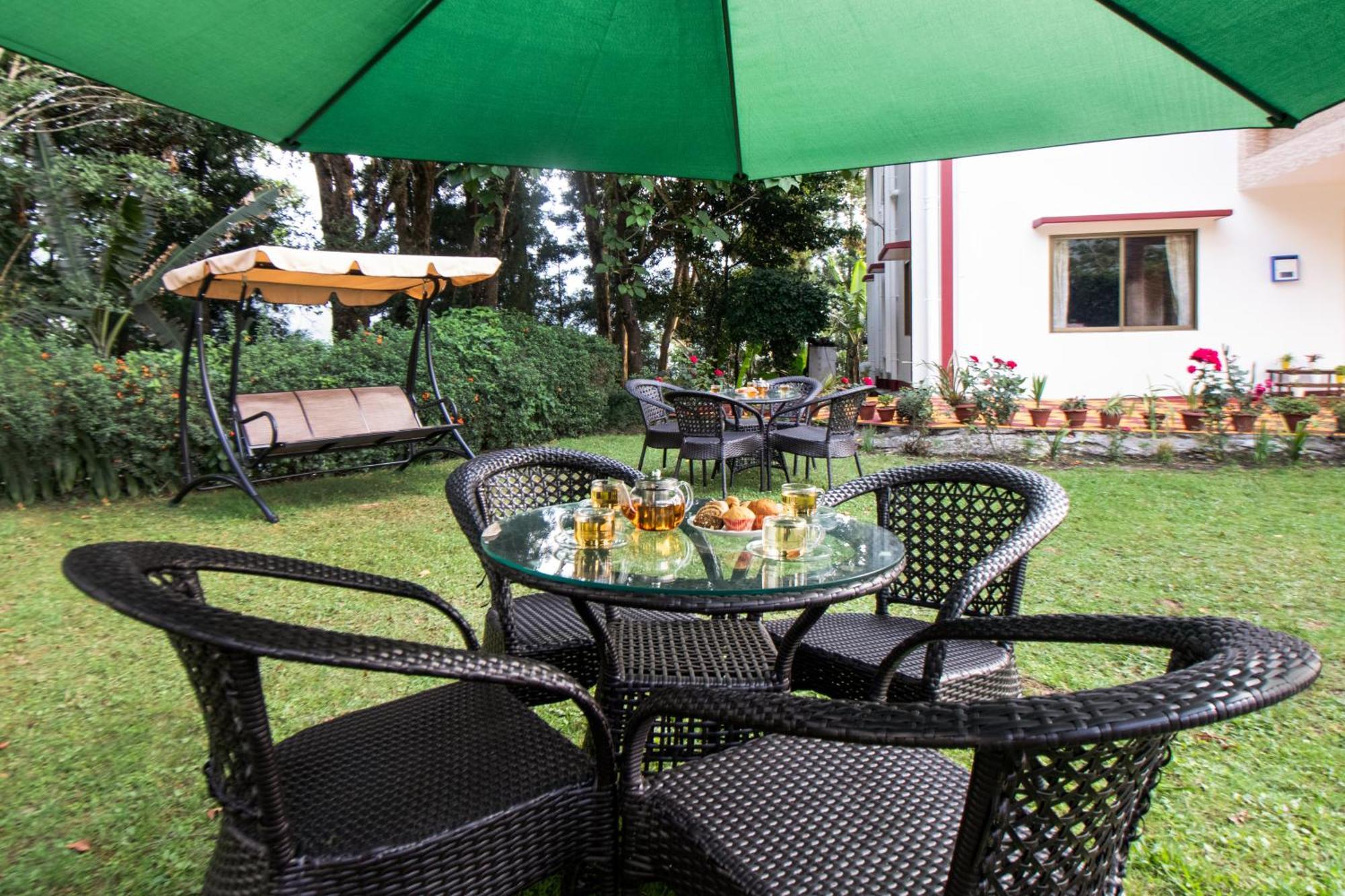 Stayvista's Tree Tops & Tea Trails: Mountain-view In Tea Plantation Villa