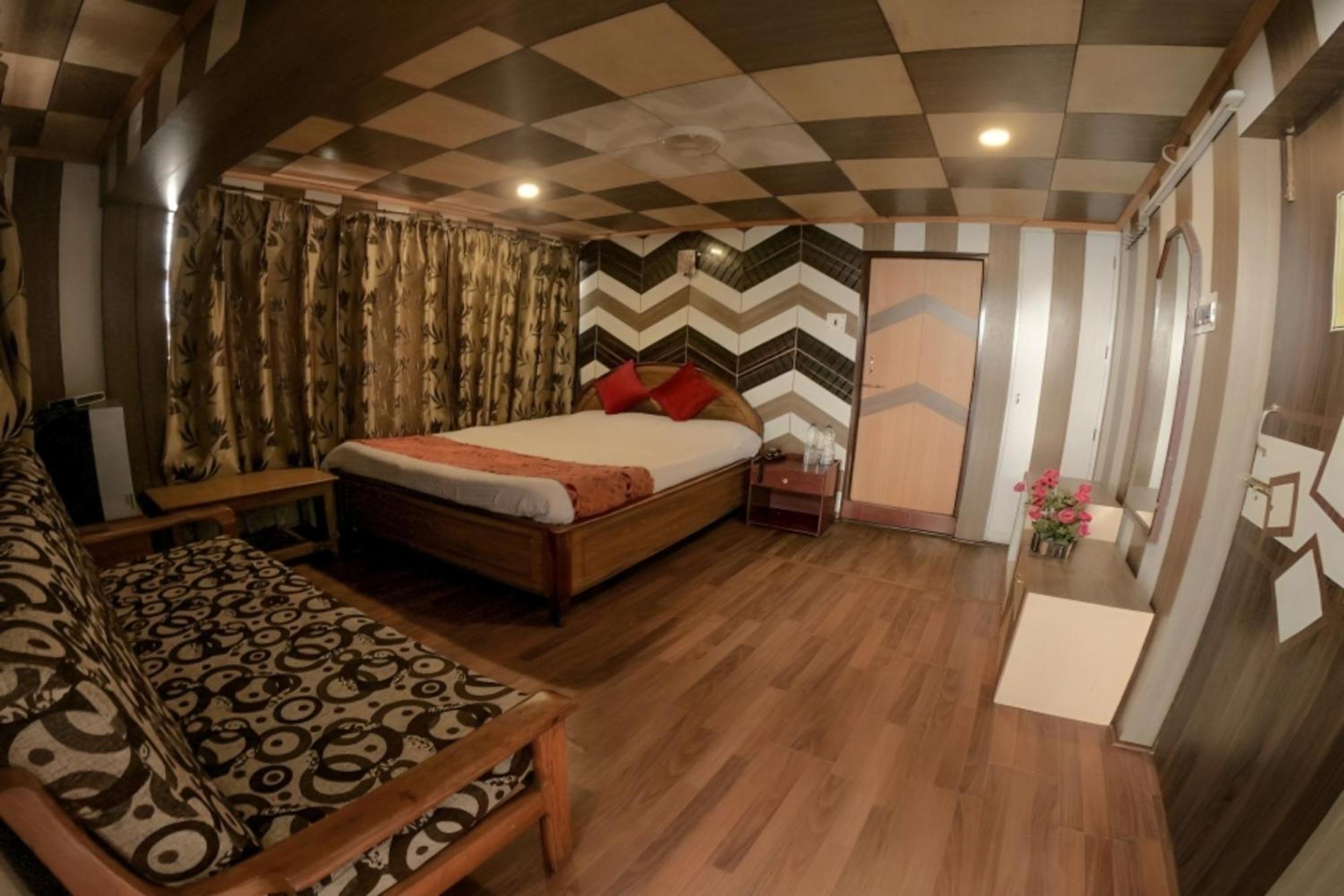 Goroomgo Broadway Mall Road Darjeeling - Best In Darjeeling 3*