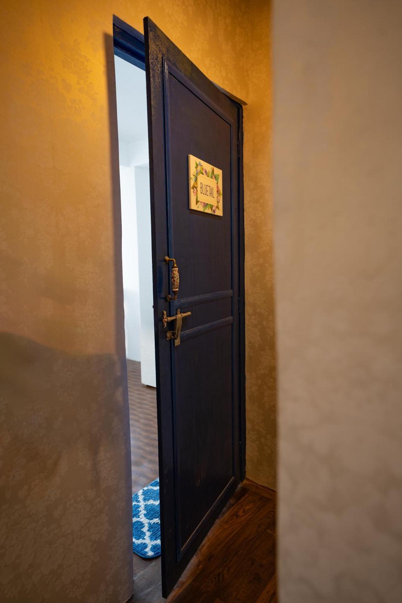 Monratino The Snow Roost- 10 Mins Walking Distance From Mall Road- Attached Balcony With Kanchenjunga Mountain View-kitchen Available Homestay