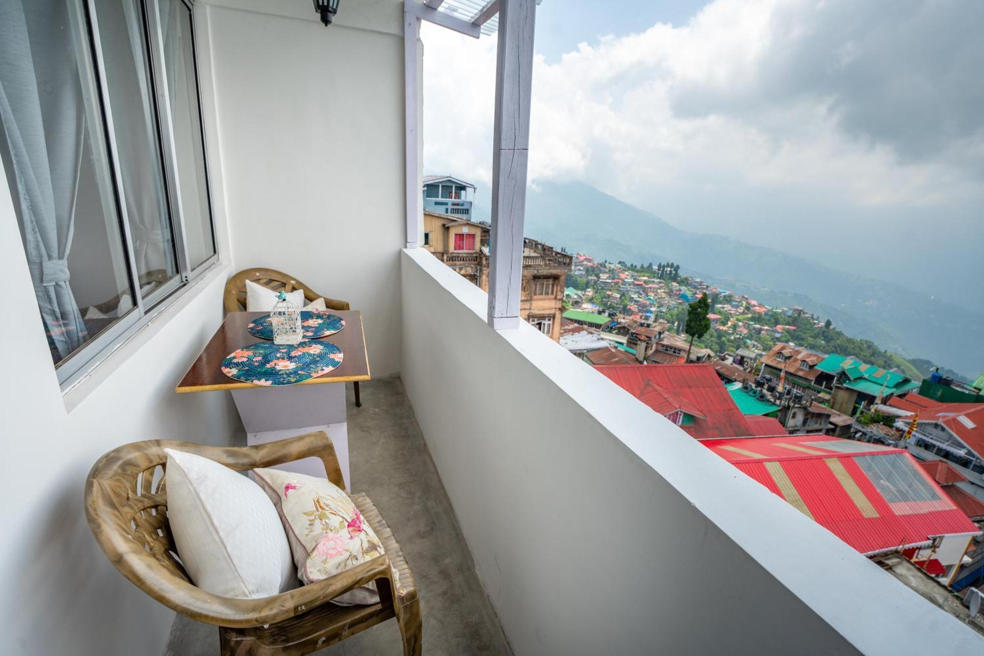 Monratino The Snow Roost- 10 Mins Walking Distance From Mall Road- Attached Balcony With Kanchenjunga Mountain View-kitchen Available Homestay *