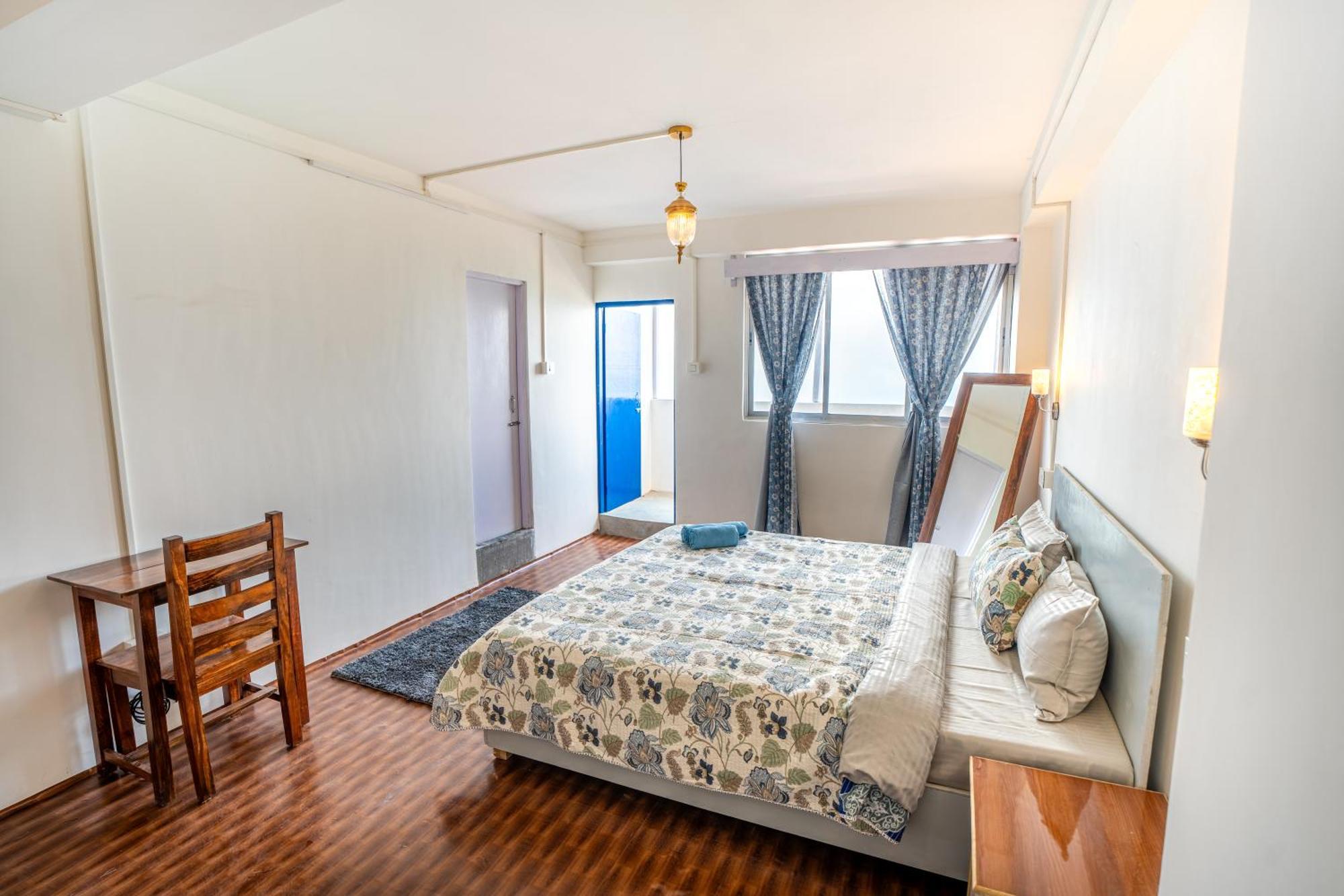 Monratino The Snow Roost- 10 Mins Walking Distance From Mall Road- Attached Balcony With Kanchenjunga Mountain View-kitchen Available Homestay *