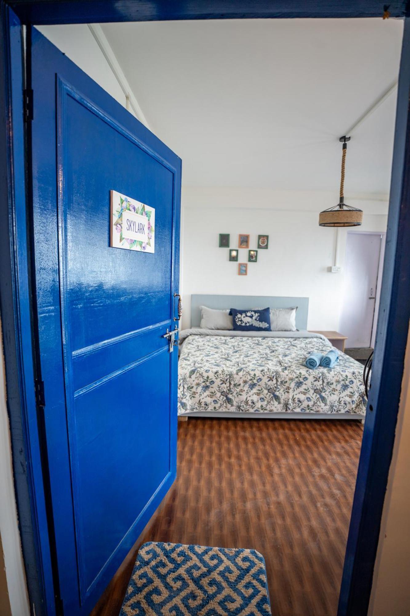 Monratino The Snow Roost- 10 Mins Walking Distance From Mall Road- Attached Balcony With Kanchenjunga Mountain View-kitchen Available Homestay