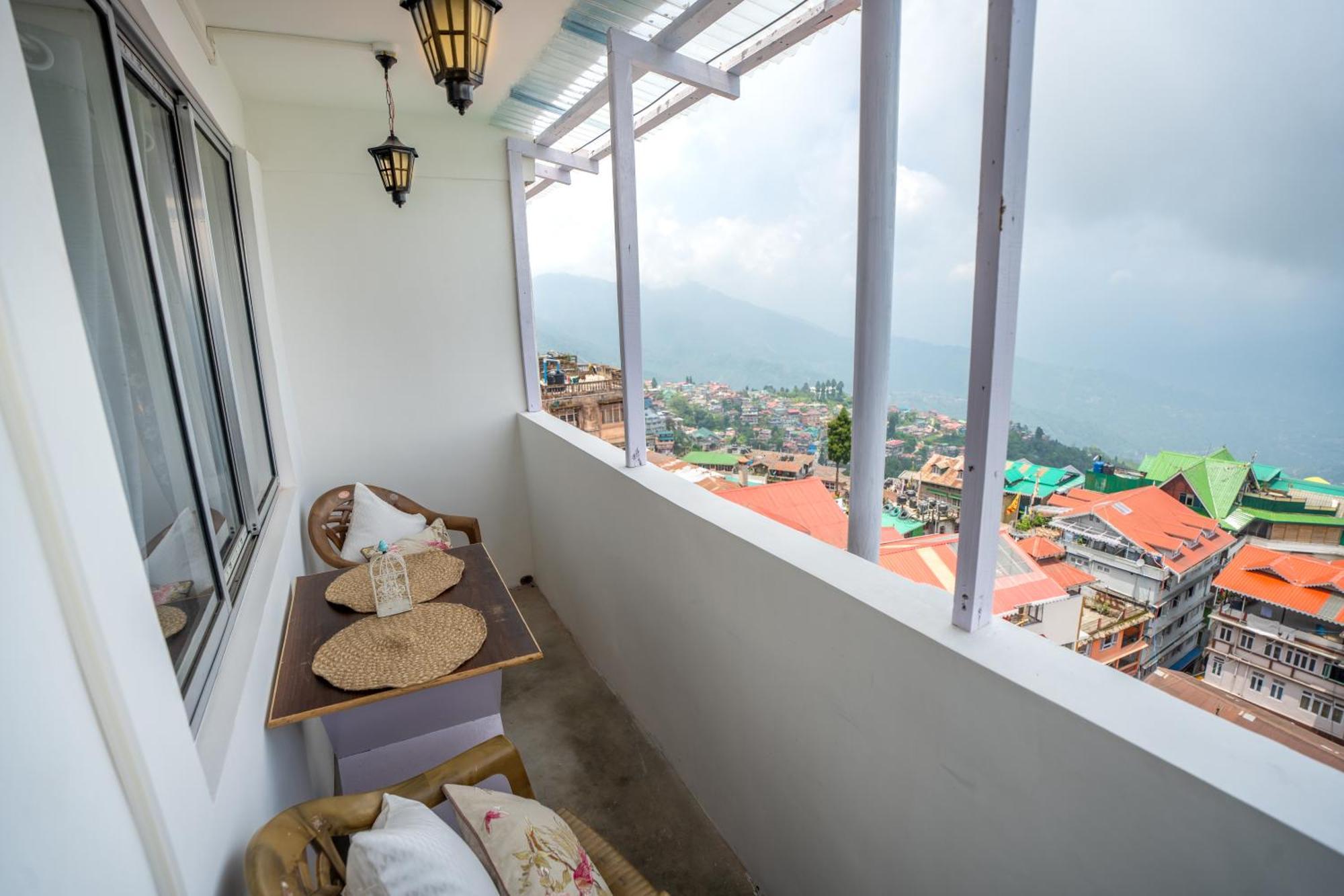 Homestay Monratino The Snow Roost- 10 Mins Walking Distance From Mall Road- Attached Balcony With Kanchenjunga Mountain View-kitchen Available *