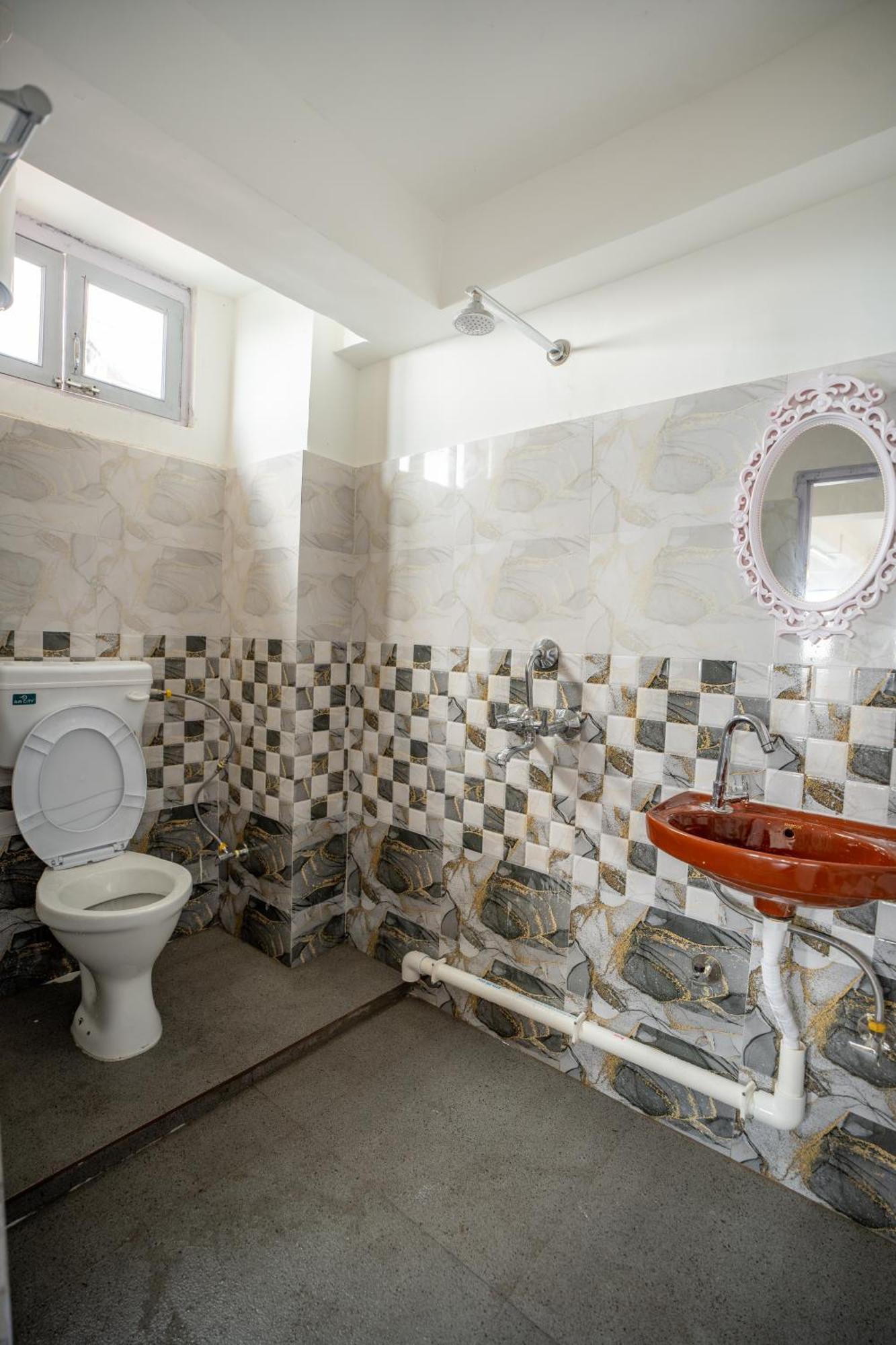 Monratino The Snow Roost- 10 Mins Walking Distance From Mall Road- Attached Balcony With Kanchenjunga Mountain View-kitchen Available Darjeeling (West Bengal)