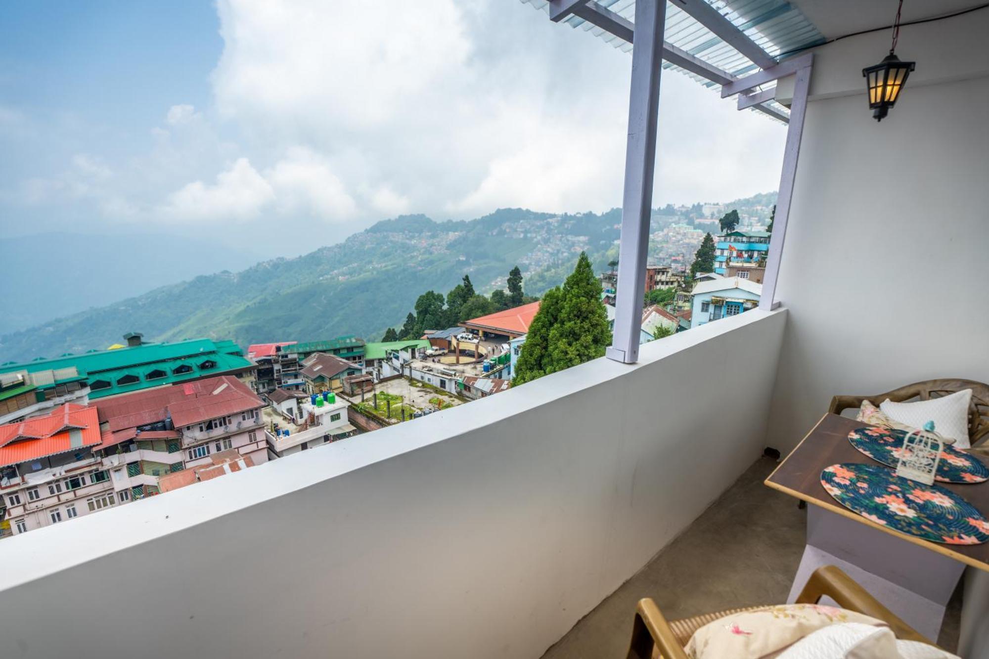 Homestay Monratino The Snow Roost- 10 Mins Walking Distance From Mall Road- Attached Balcony With Kanchenjunga Mountain View-kitchen Available
