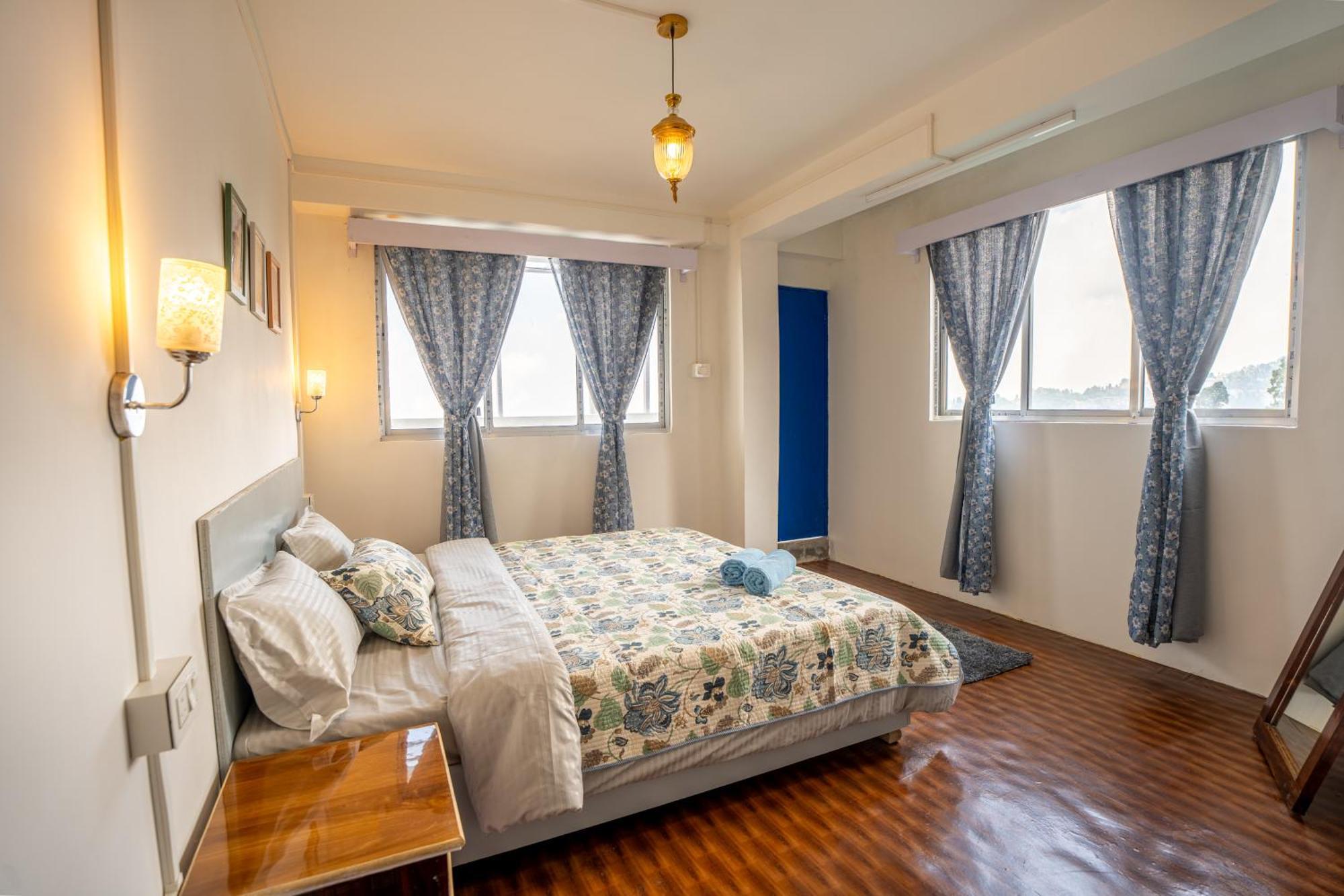 Monratino The Snow Roost- 10 Mins Walking Distance From Mall Road- Attached Balcony With Kanchenjunga Mountain View-kitchen Available Homestay *